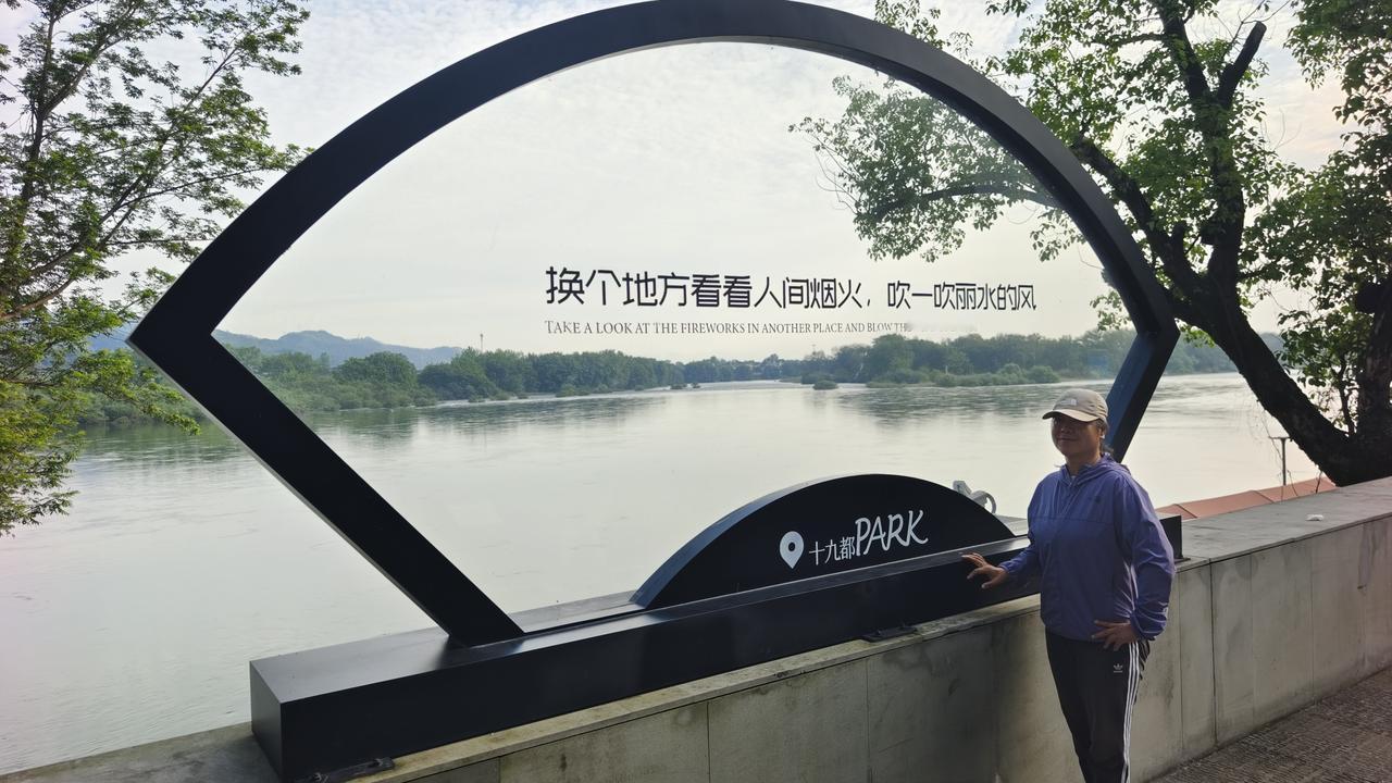 大清早和小胖到丽水古堰画乡，算是打卡游吧，瓯江很美，青山绿水。但小古街商业气息浓