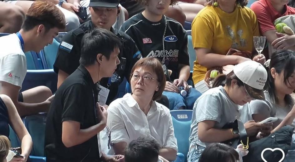 10月10日，上海网球大师赛观众席上又出神人，被所有观众轰出球场！
事情发生在梅