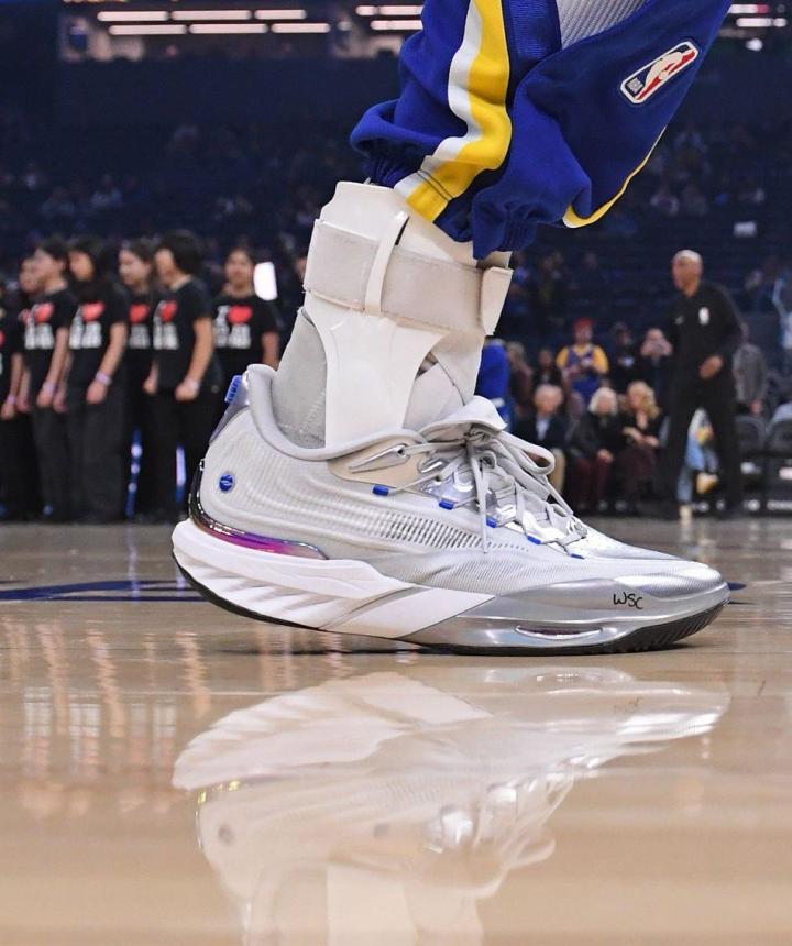 昨天穿李宁，今天穿安踏。库里今天比赛上脚安踏Sneakerverse Eclos