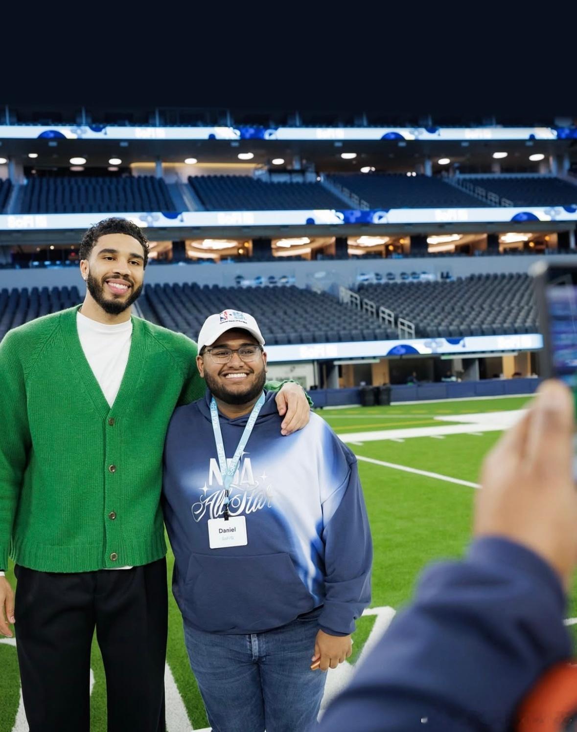 杰森·塔图姆NBA全明星周末也挺忙碌的！Deuce爹有不少活动出席，这个是和库里