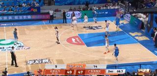 CBA广东宏远半场麦考尔压哨打进2分。离半场结束还有15.5秒，北京首钢本来叫暂