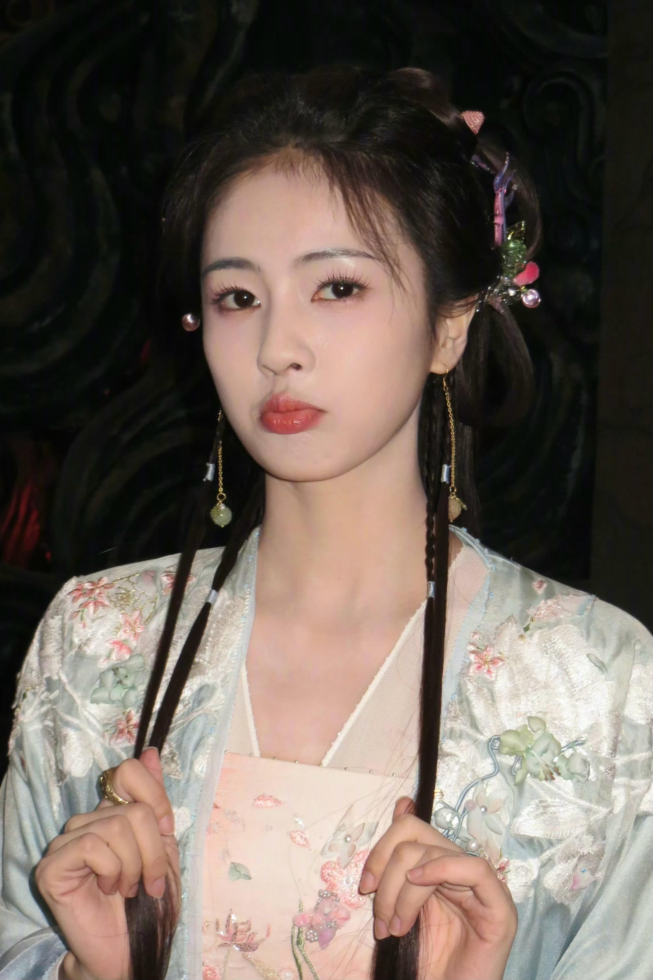 小卡还是对视漂亮