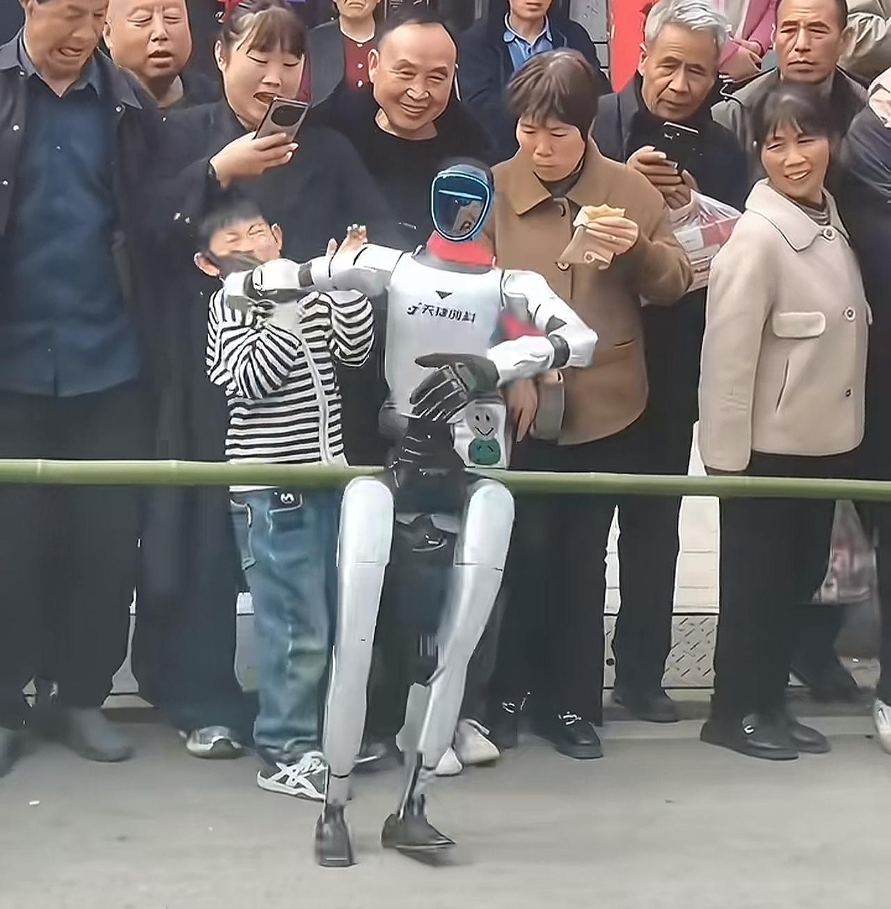 笑不活了！小孩哥被机器人当场扇巴掌，整个人直接愣住😂
本来以为是人机友好互动，