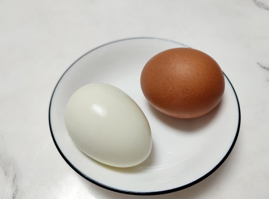 70岁男子睡前熟鸡蛋滚脚心养生，两年没断过去体检，医生大为赞叹

“现在的年轻人