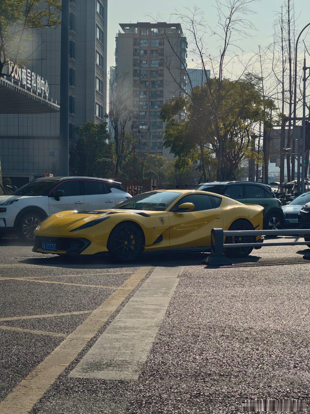 我楼下这办公楼相同位置不是488就是F8这次又是812，哪位富哥的，我能试乘一下