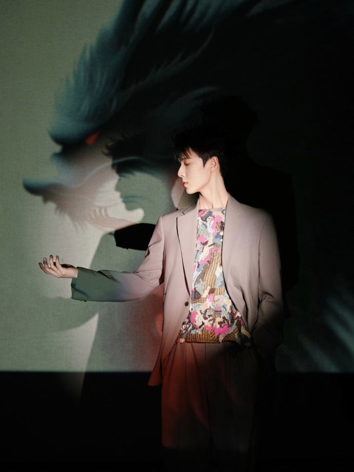 李昀锐跨年造型出图，鳞光映龙影，唱响东方魂，如此矜贵优雅的小林