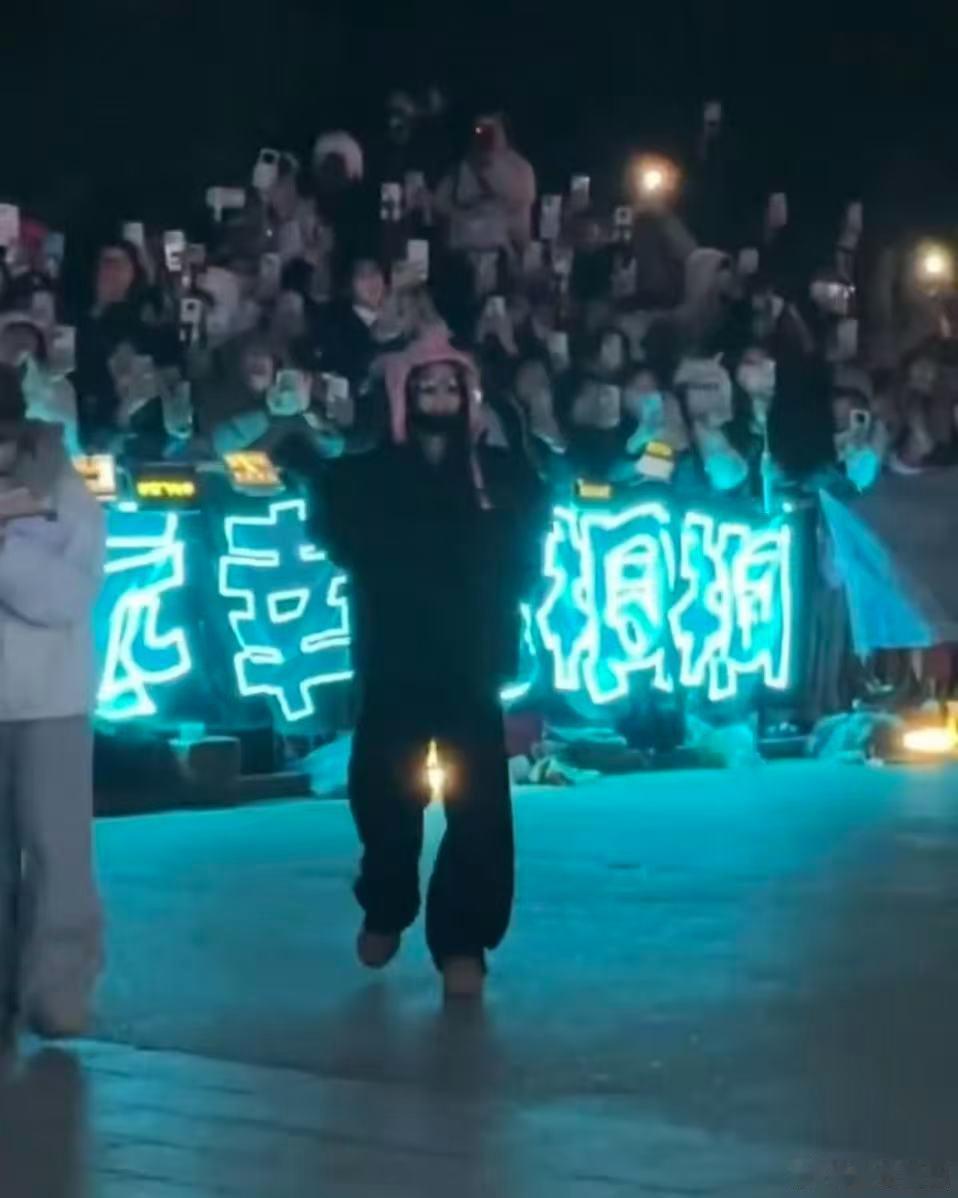 李一桐回应腰伤李一桐说没事别担心李一桐腰伤看到李一桐扶腰的样子好揪心，工作再忙也