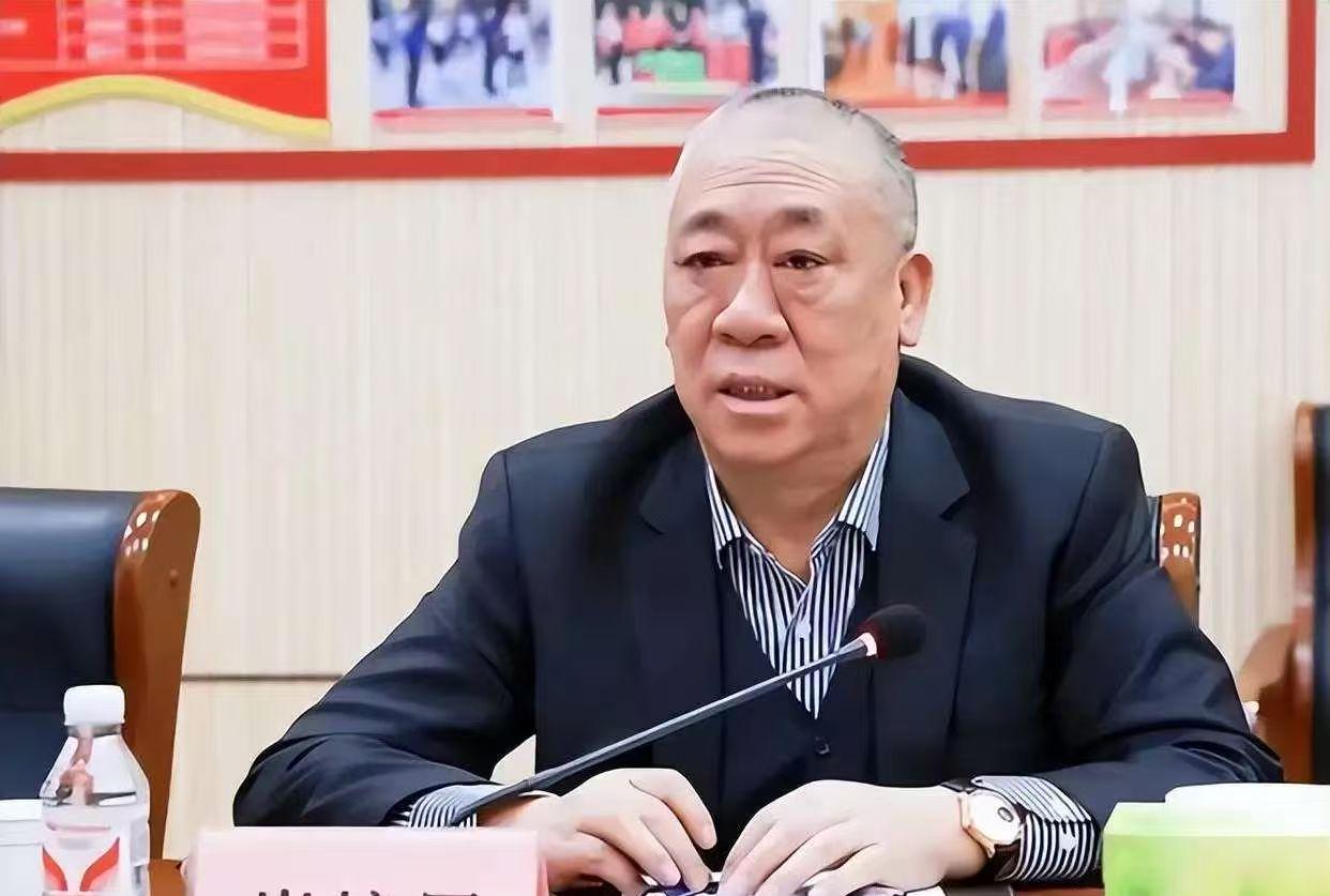 刚去查了一下崔培军。这不查不知道。一查真是开了眼界，他在河南长垣那个起重机厂，二