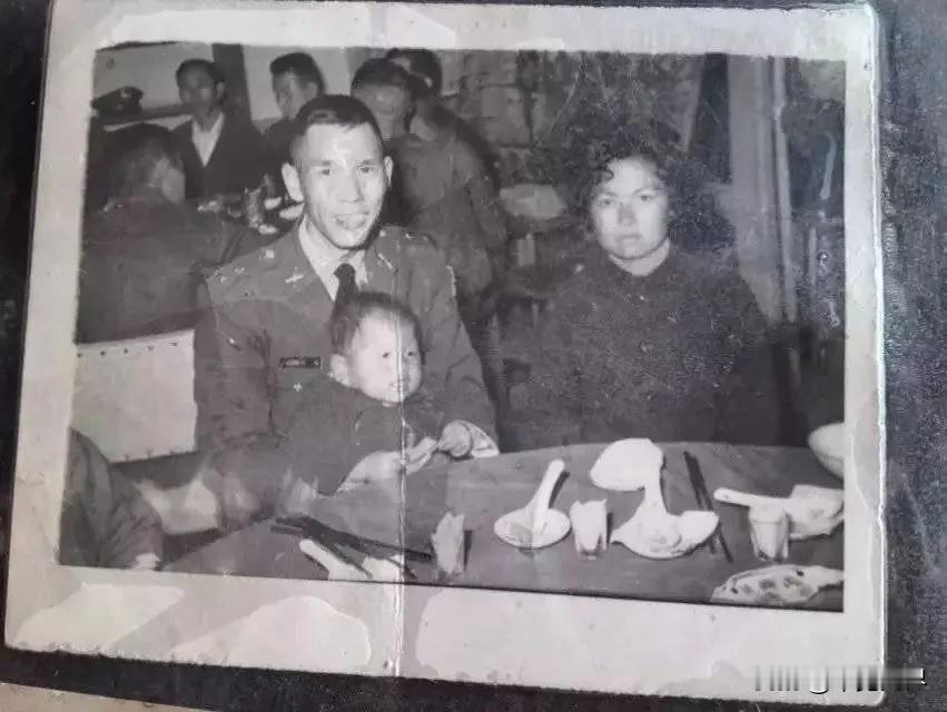 1979年，台湾女孩易若莲整理父亲衣柜时，发现一张1951年的“战士授田凭据”，