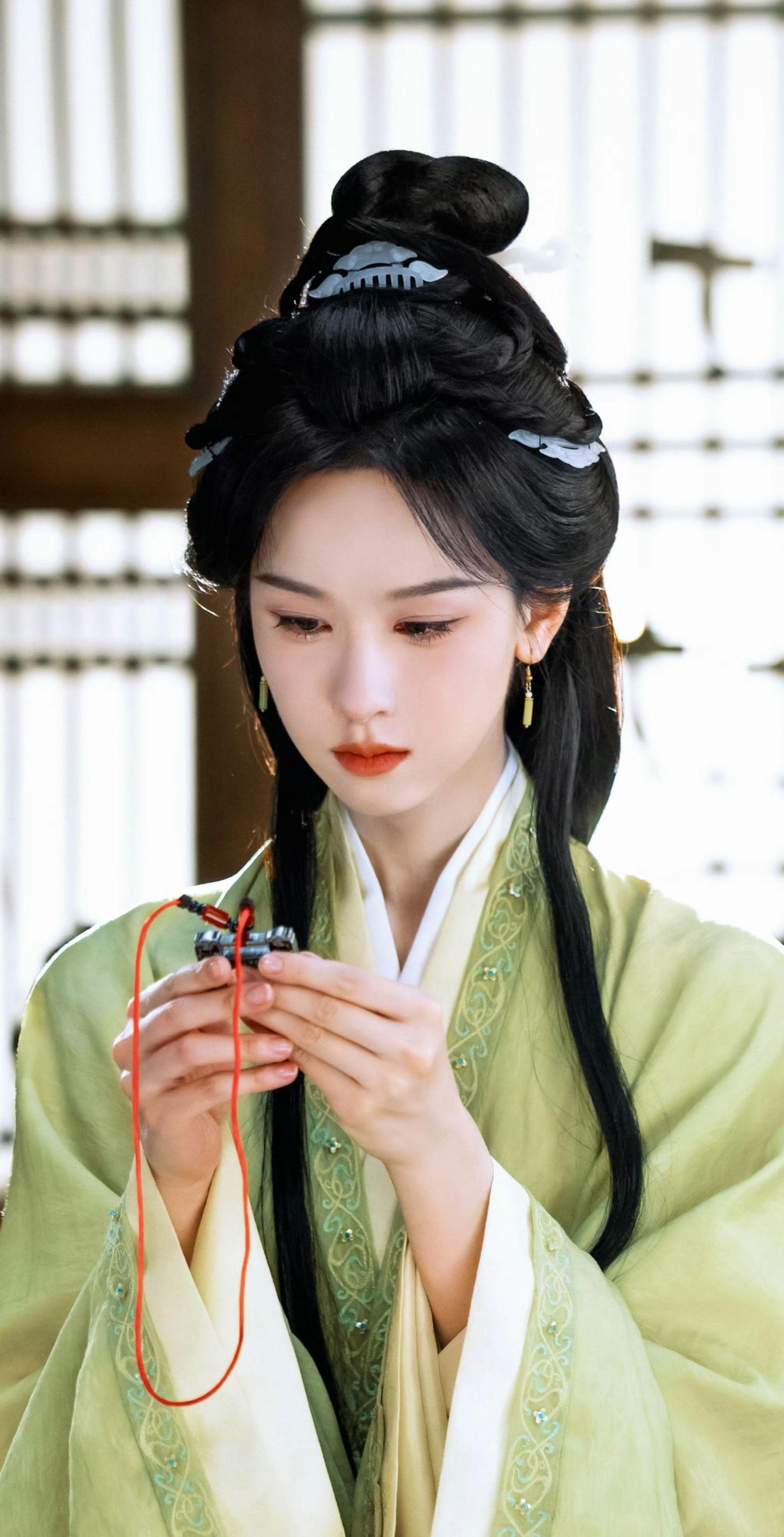 《翘楚》追完，我真正看清了这部剧的野心。  它根本不屑于讲一个“女人如...