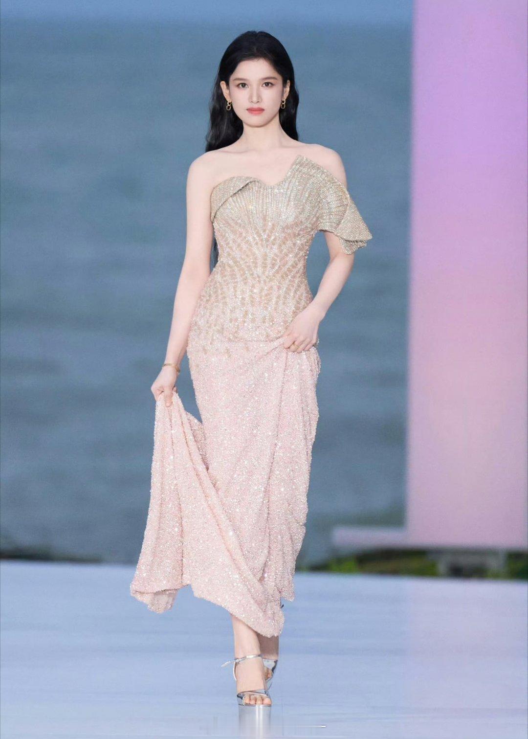 张婧仪张婧仪确认出席白玉兰都忘记上次婧仪参加红毯是什么时候了 真的过了好久好久好