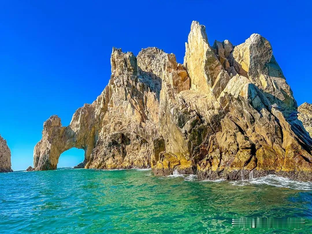 卜算子·贺小竹生辰兼寄旅情
小竹诞辰欢，恰值邮轮旅。圣卢卡斯角韵悠长，海色连天舞