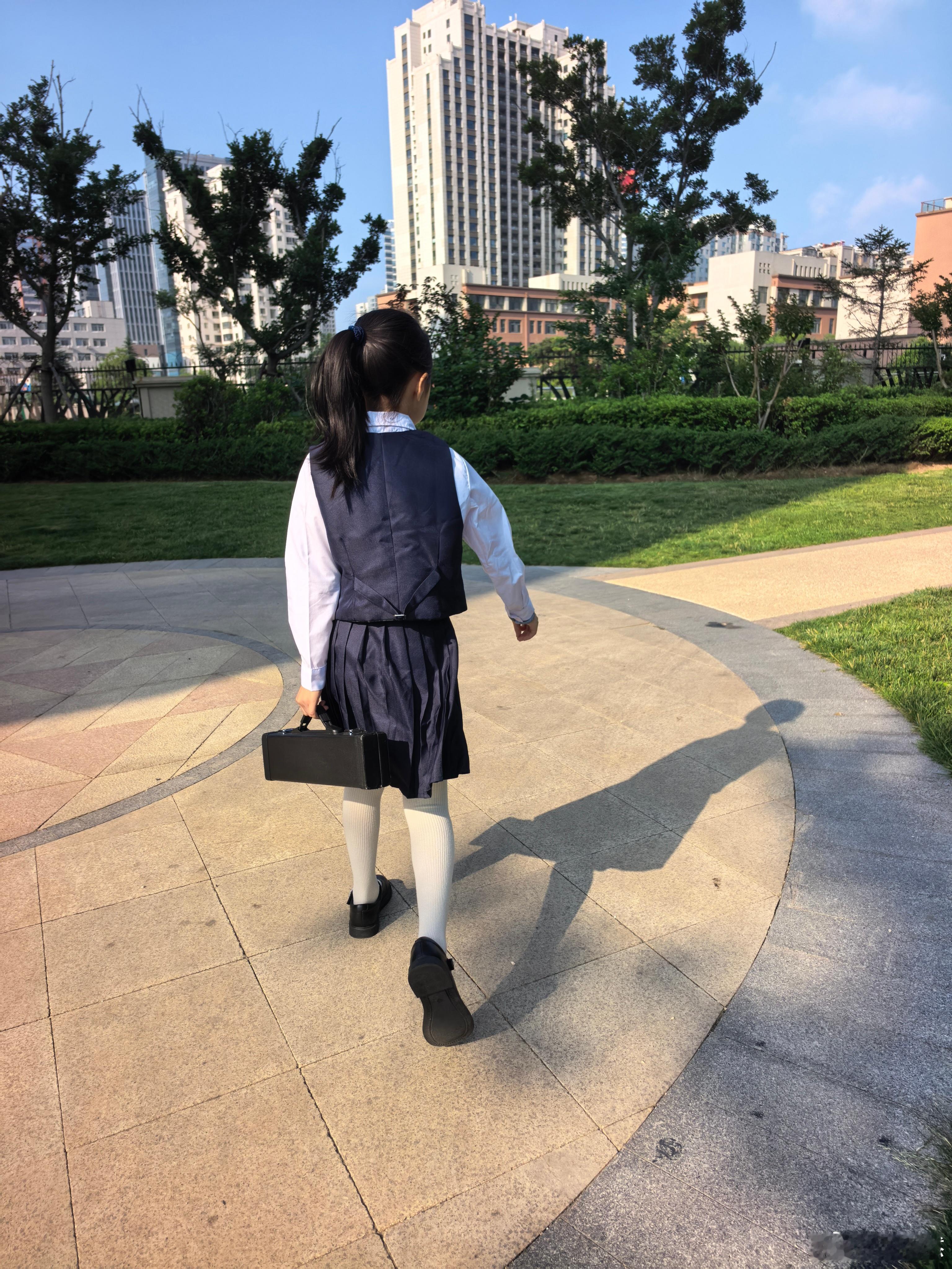 假期第一天，去参加市里的比赛啦！像模像样的一大早就各种发脾气，怎么都不行，我闺女