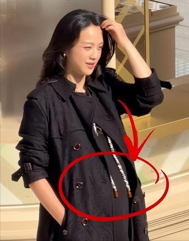 近日汤唯正式官宣怀二胎，俏皮称家里要多一匹“小马驹”，言语间满是温柔与期待，瞬间
