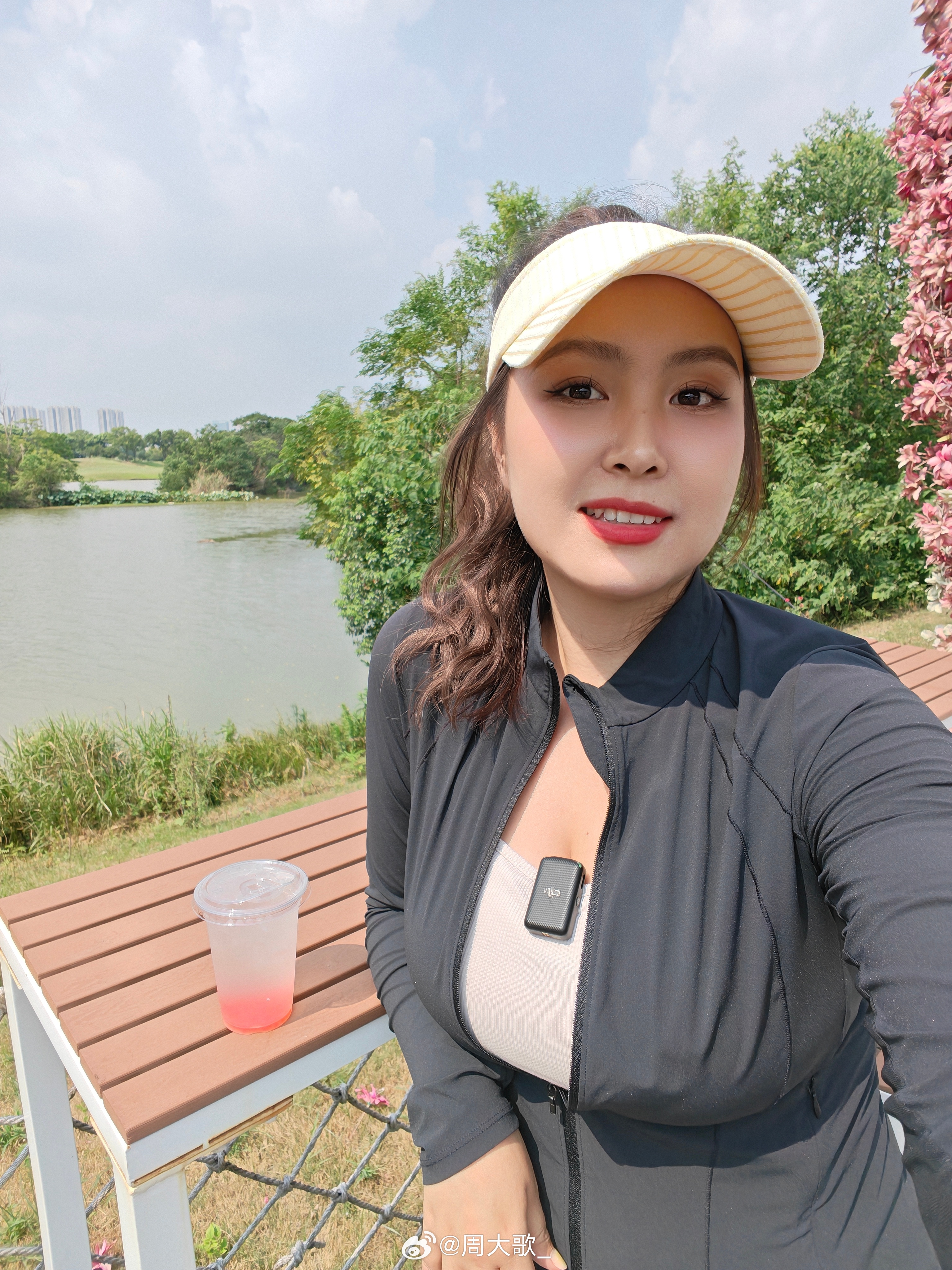 年轻人要多晒太阳户外走动走动多接触大自然自然就不容易emo啦为什么年轻人更容易疲