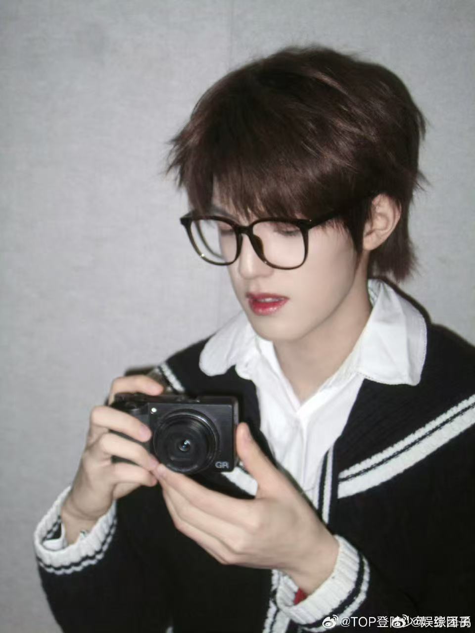 张泽禹舞狮路透 真的被张泽禹舞狮的样子可爱到，认真参与的模样特别讨喜，古装一穿，