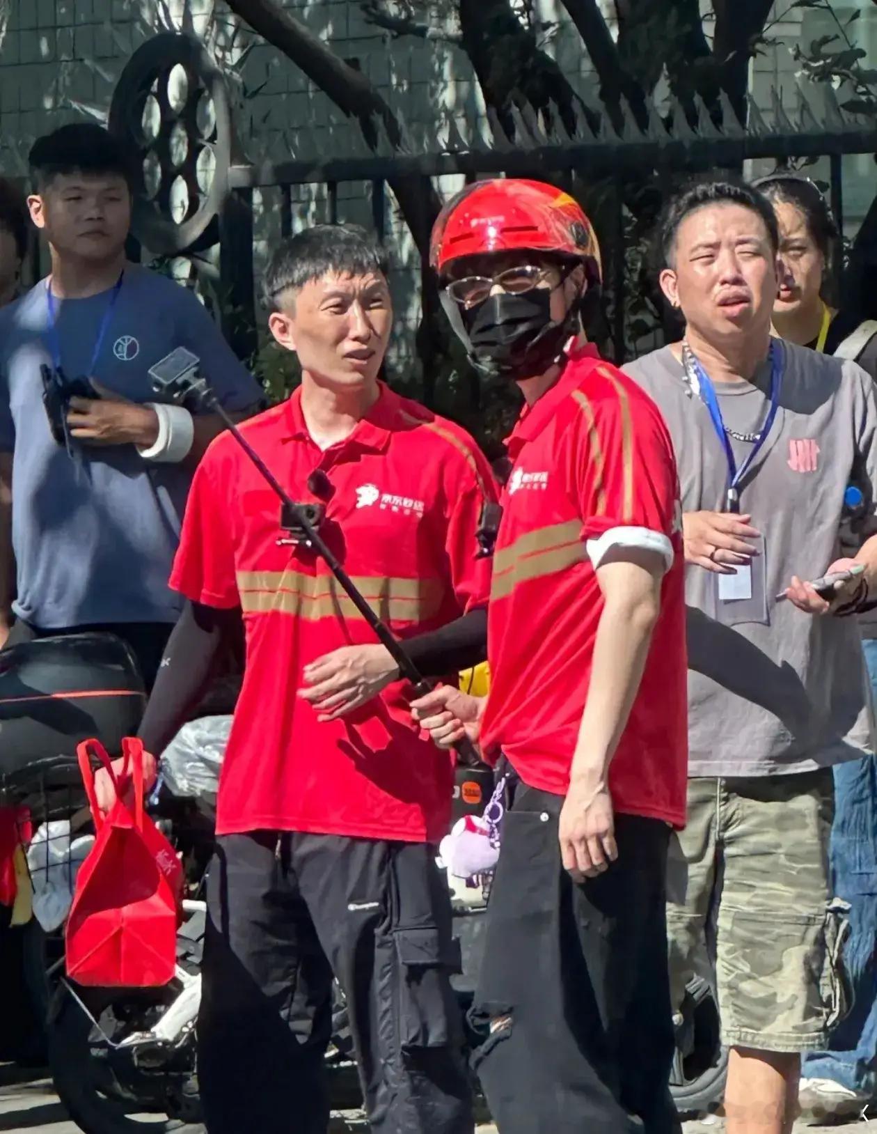 这个外卖小哥长得好像张艺兴 今天下午，张艺兴现身烈日炎炎的北京街头，穿京东外卖骑