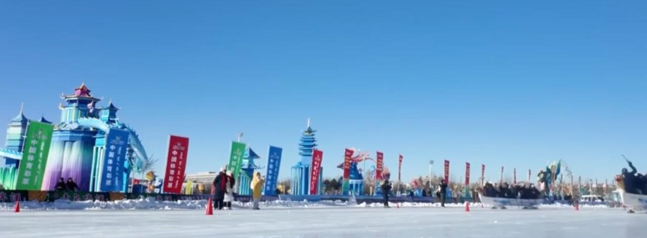 北国冬日的冰雪盛宴正在火热进行！冰面上，选手们划着冰龙舟奋力冲刺，船桨翻飞溅起细