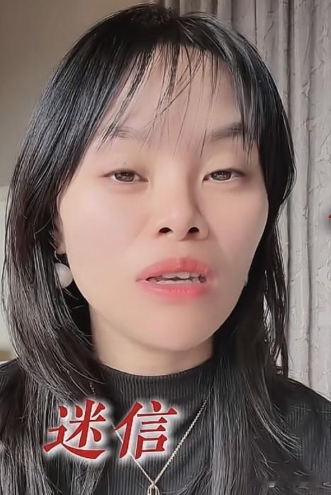 彩虹分享自己的观念，并不相信风水玄学，办大事也不挑所谓吉日。
 
她觉得过度迷信