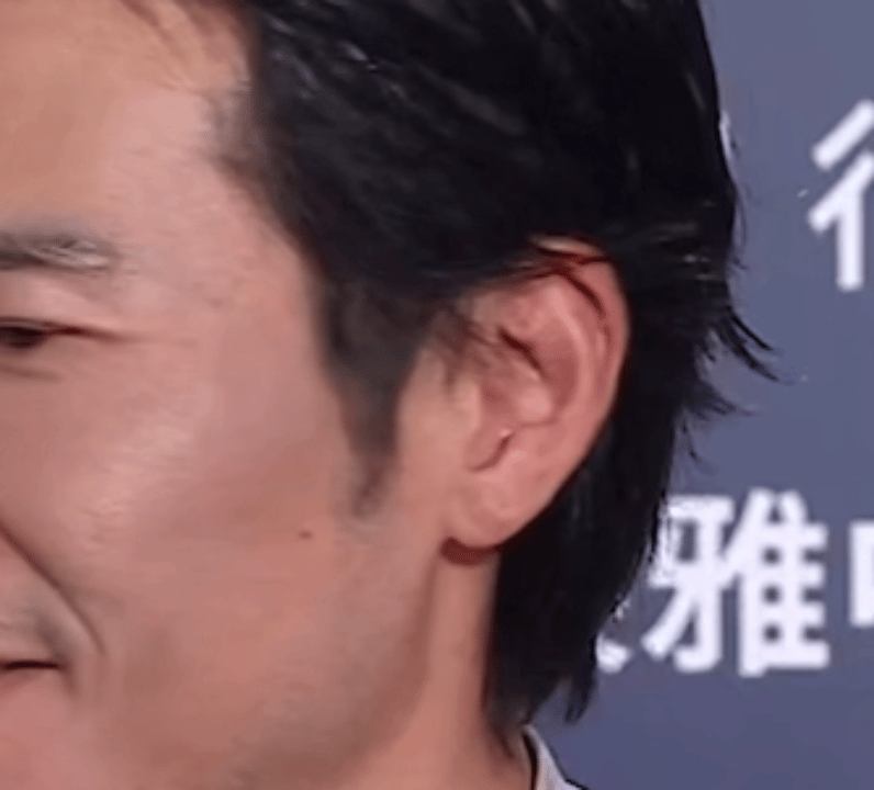 王骁 耳骨钉谁能拒绝自带反差感的骁叔！中年大叔迟来的叛逆谁懂！小小的耳骨钉藏不住