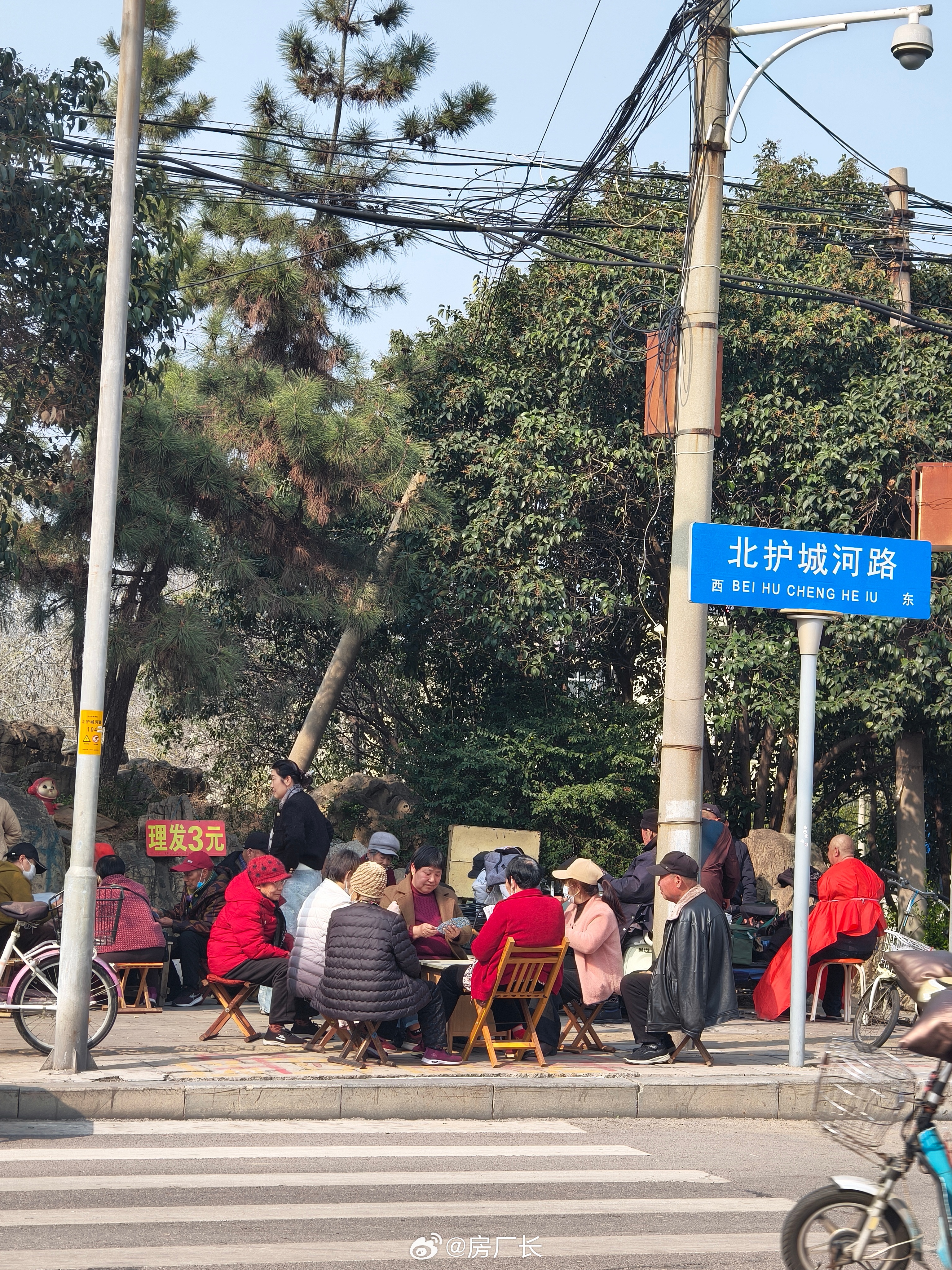今天在路边偶遇一理发摊，只要三块钱，全国最低价了吧 