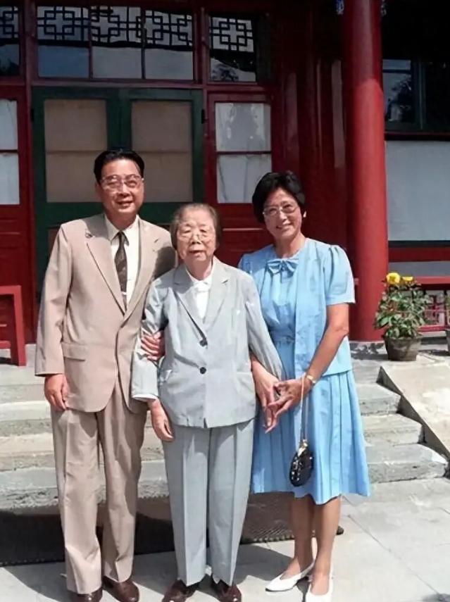 1992年7月18日中午12时15分，天津海河两岸的船只齐声拉响汽笛，送别一位伟