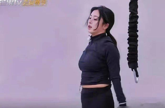 张含韵这是彻底放飞了自我，身材管理都抛到了脑后，这还是那个唱酸酸甜甜的甜妹儿吗 