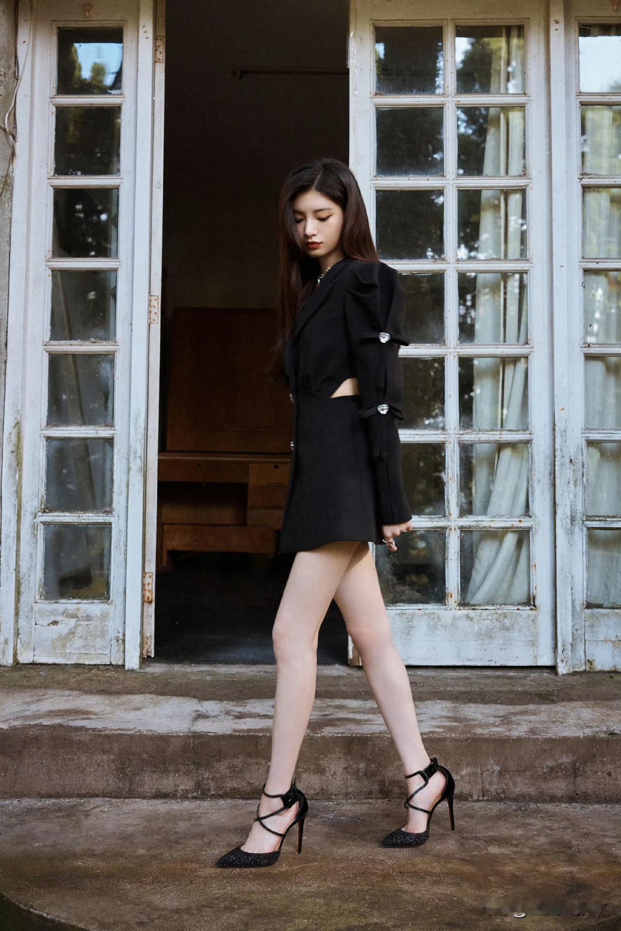 什么样的穿搭可以成为气质女神?
漫游林间复古旧墅，王怡人这组写真氛围感直接拉满。