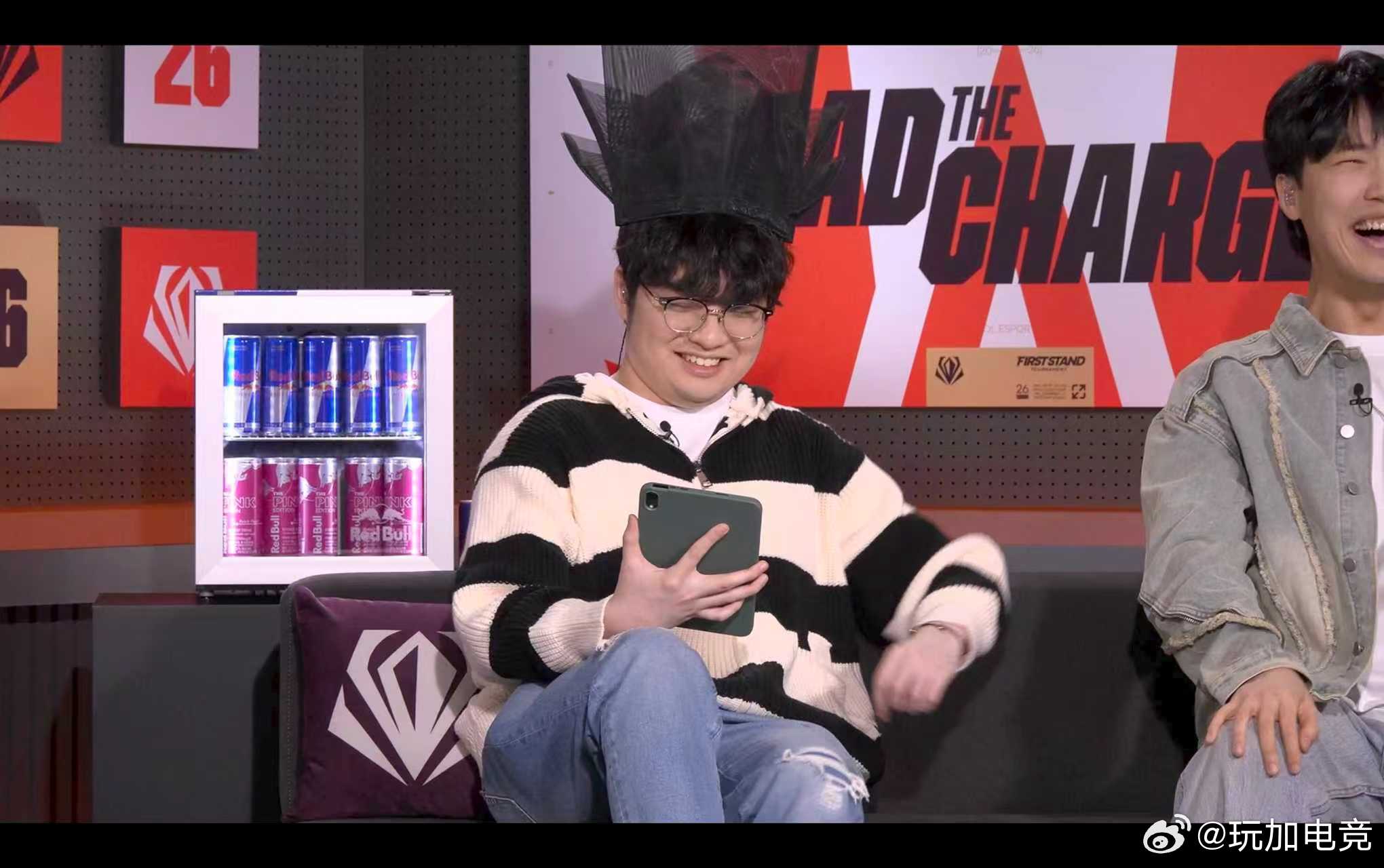 今天是做客韩文流分析席的LOL道士BeryLGEN全面碾压LYONChovy打困