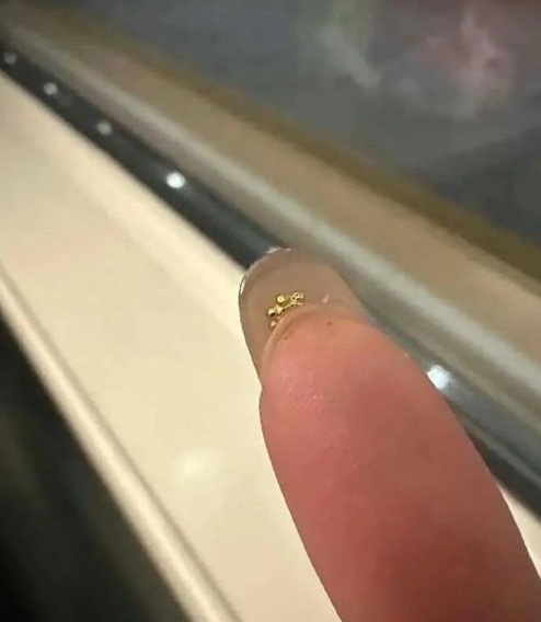 怪不得金店不许留指甲呢 