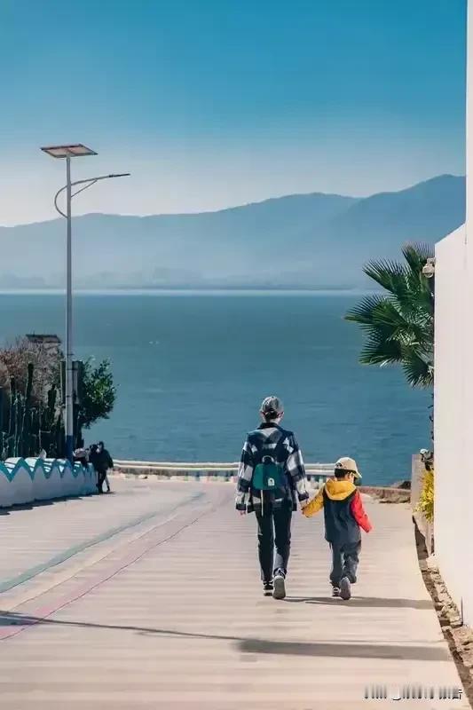 我发现
把孩子当“外人”
家庭关系反而变好了
以前的我，是个“满分”妈妈
也是孩