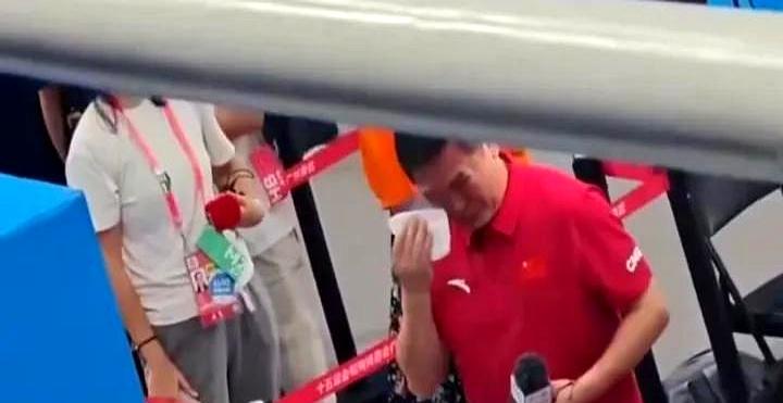 听到记者哭成那样，没人会觉得只是情绪激动。实际上，这反映出职业操守和公众期待之间