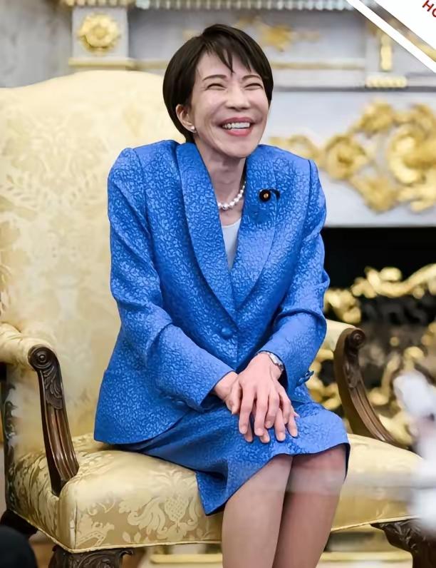 她不仅主动往老特怀里扑，还挽他的胳膊，在正式会谈场所扮天真无邪以及夸张的肢体动作