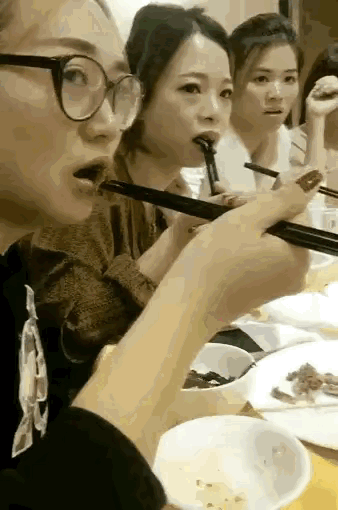 帅哥参加一场聚餐，吃饭的过程中，他拿起手机照着，开始补妆，涂涂脸上的粉底，在场的