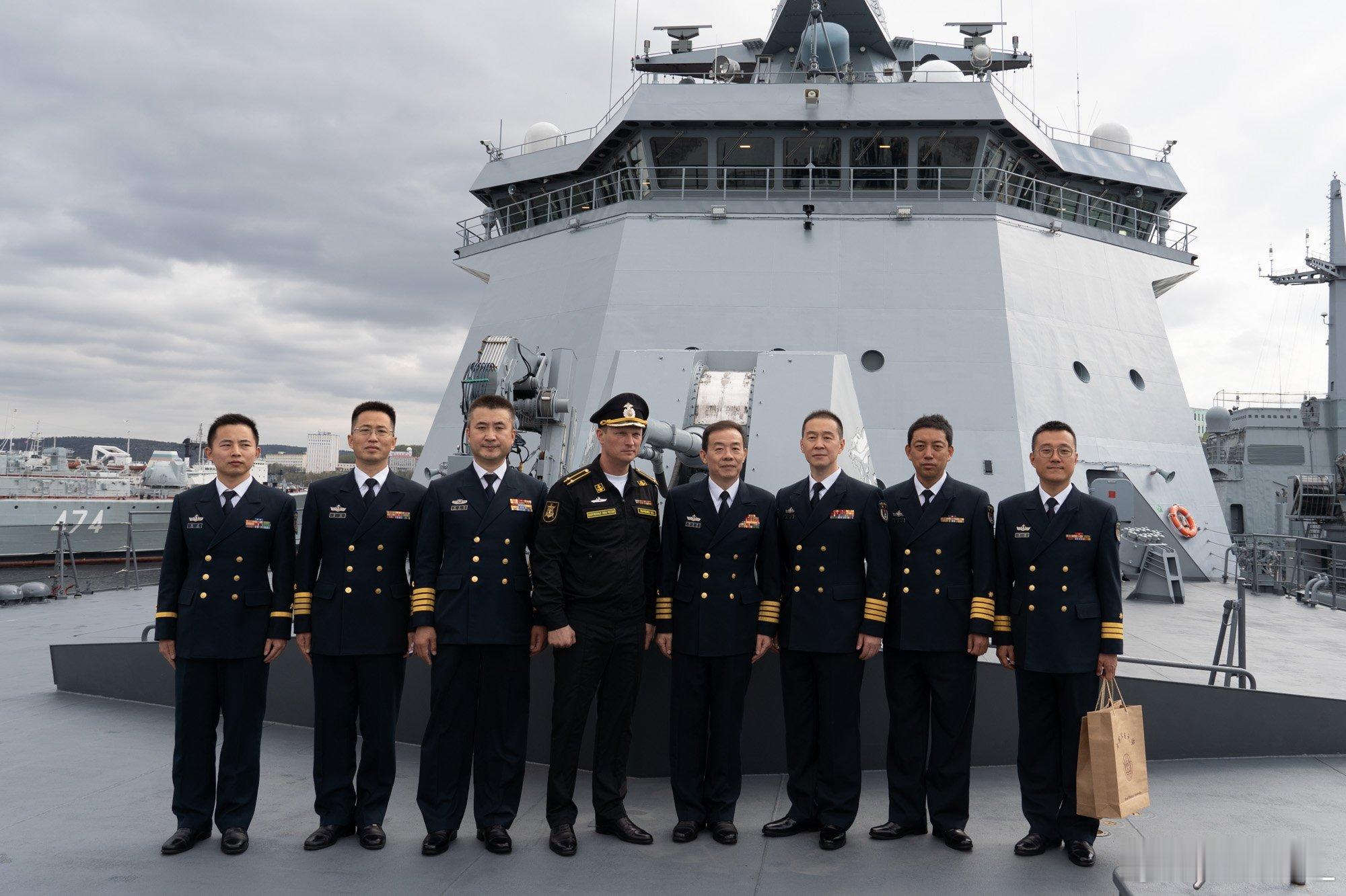 中国海军医务人员参加俄北方舰队举办的培训活动，在北莫尔斯克参观400“伊万·帕帕