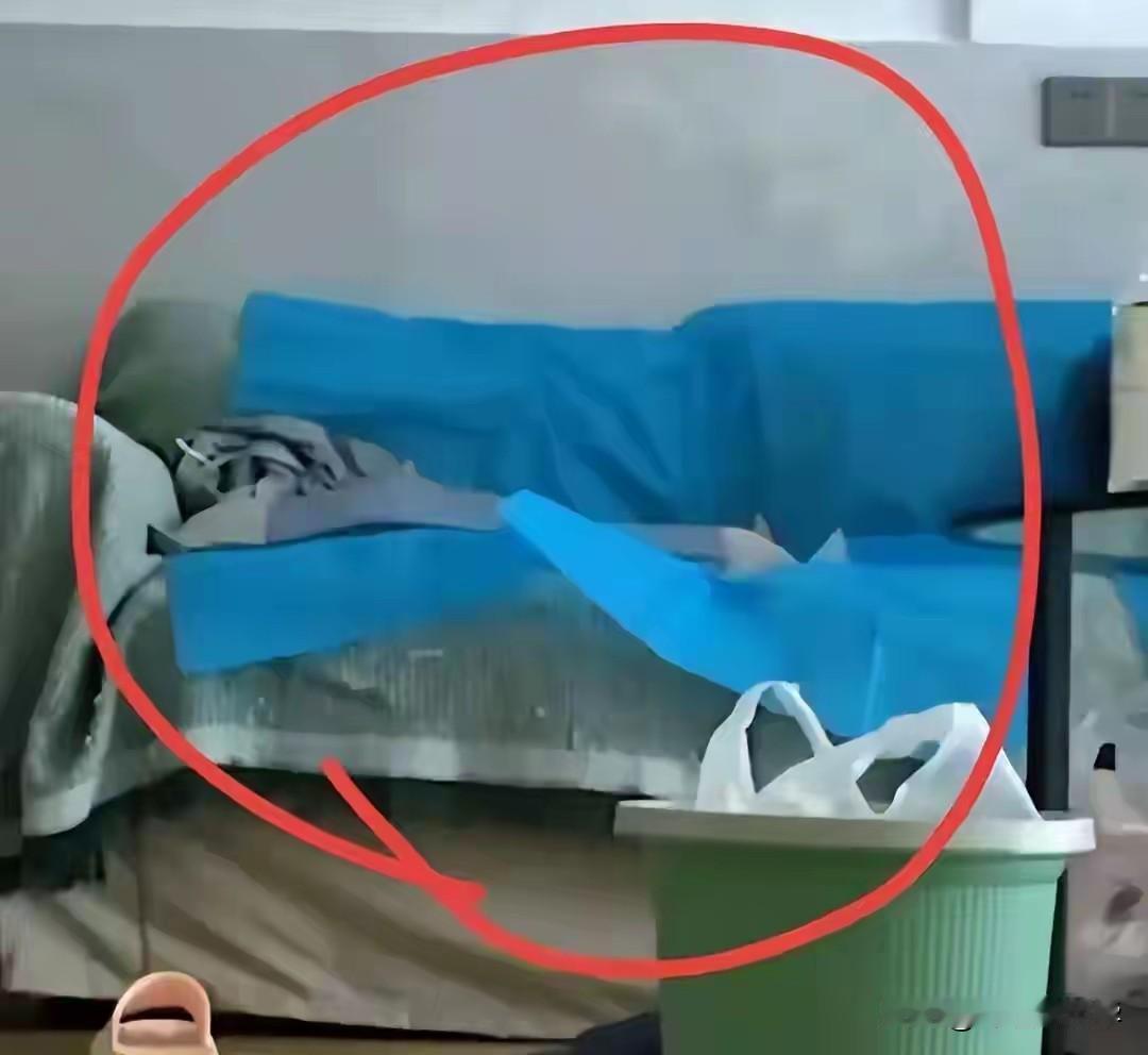 两人不愧是医生啊，这个时候还不忘铺上一层一次性铺单，不知道是不是从医院手术室顺手