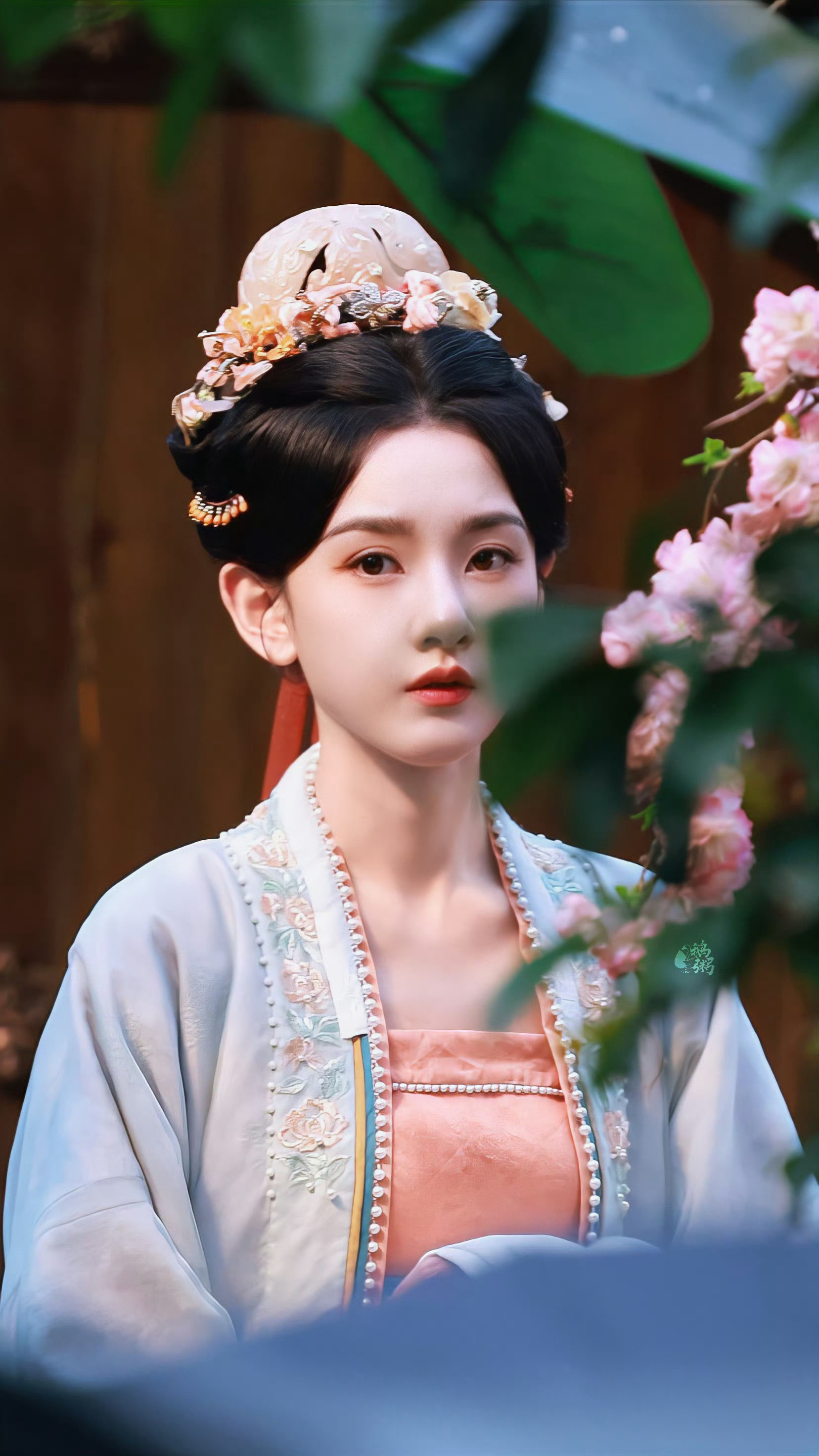 宋祖儿司宫令最新路透，人比花还美