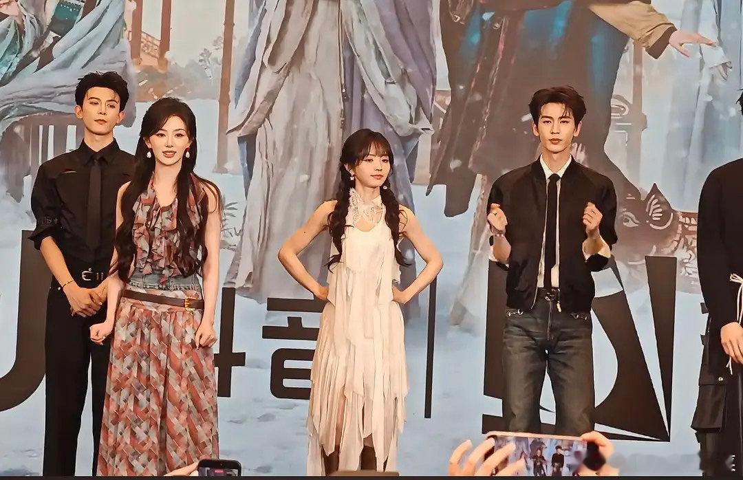 张凌赫好像身材比例不太好啊，跟另一位男演员对比更明显 