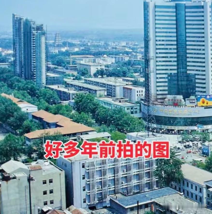 2005年的小寨街景，

当时小寨的地标建筑是

小寨国贸大厦，

百隆广场还正