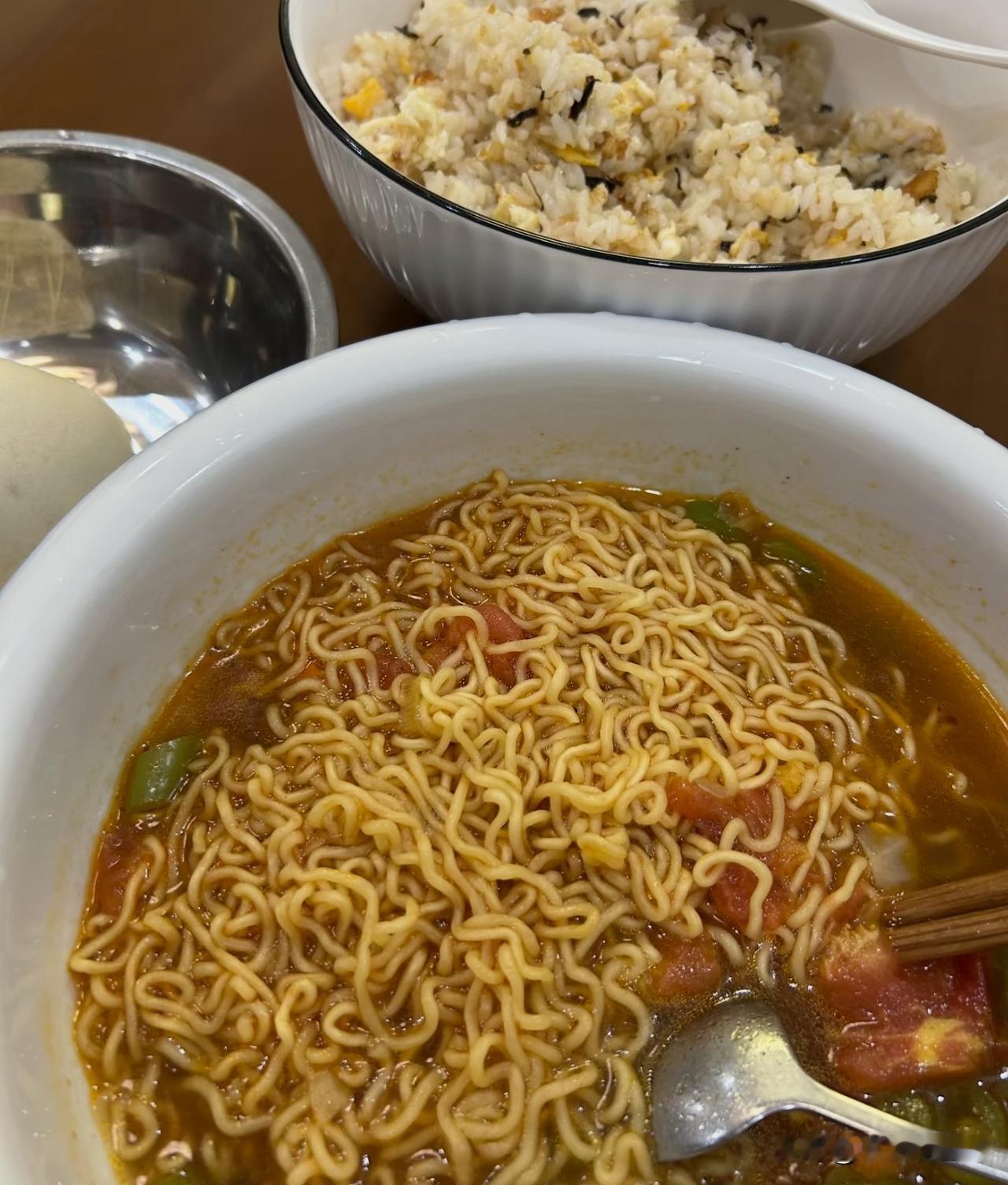 往常的晚饭我们家还能吃三菜一汤，
自从前三个月我和老婆都被辞退后，
（因为厂子因