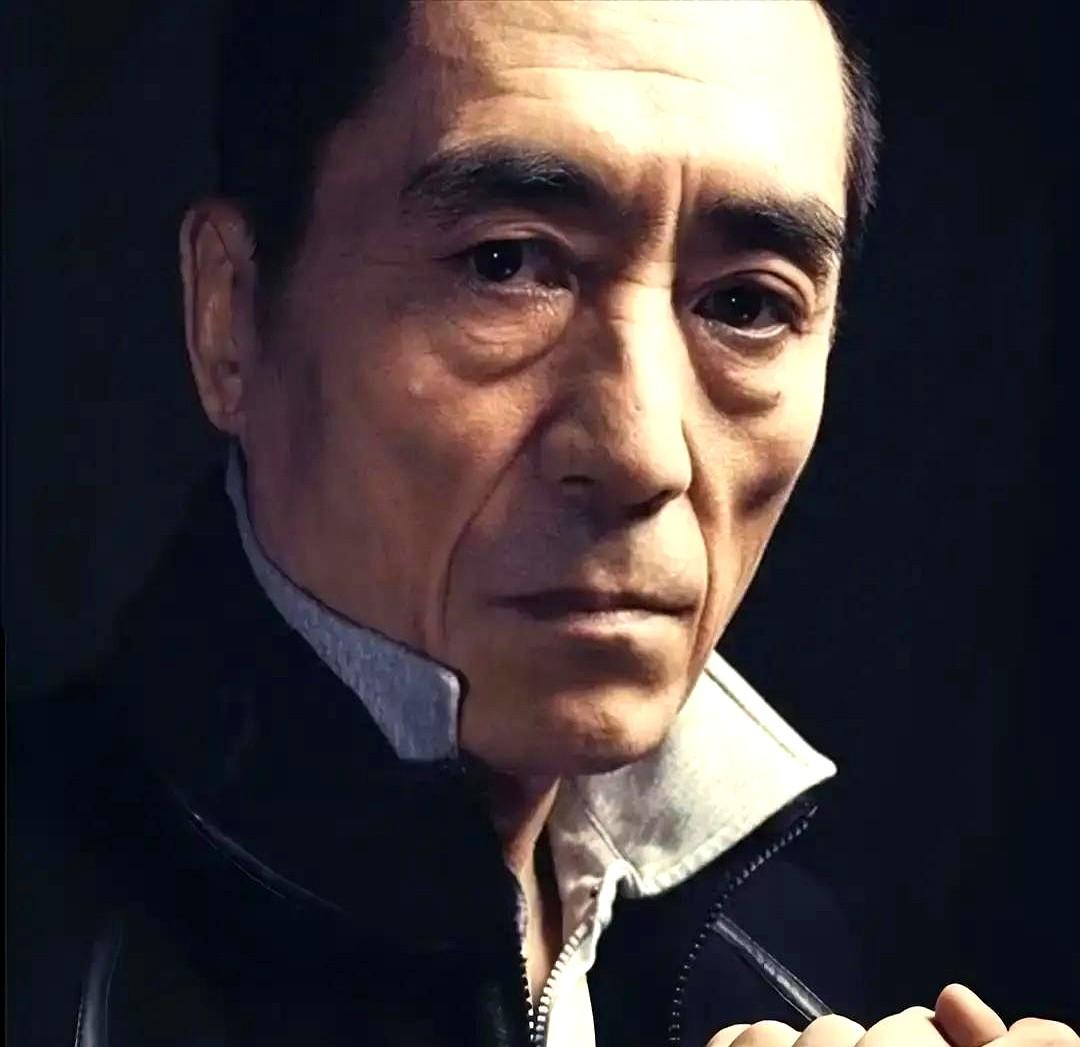 张艺谋拍《坚如磐石》，差点把剧组“逼疯”。

开机才第六天，就逮着雷佳音一个掏枪