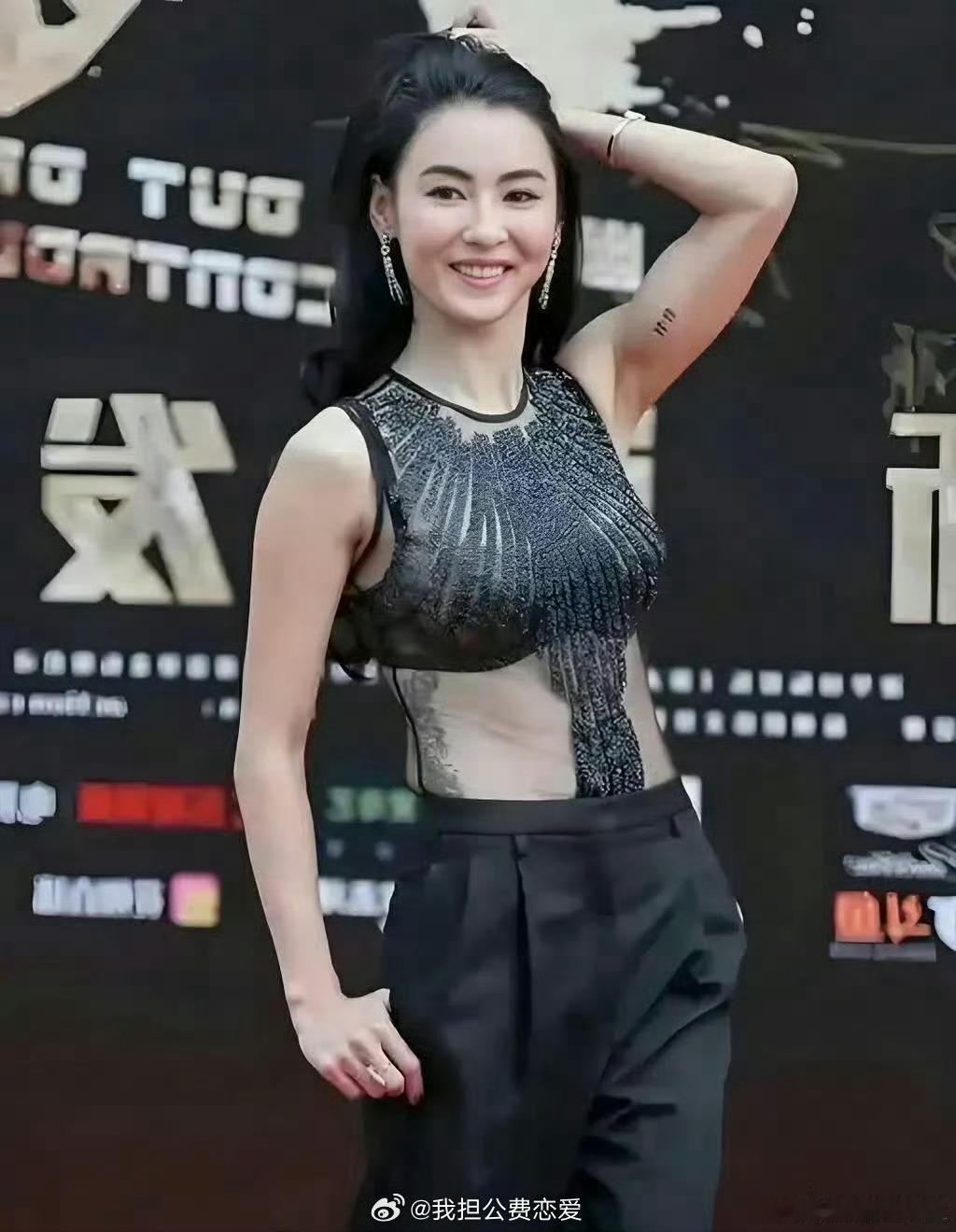 很好奇张柏芝的纹身是什么意思，有人懂吗？ 张柏芝有种经济上行的美 