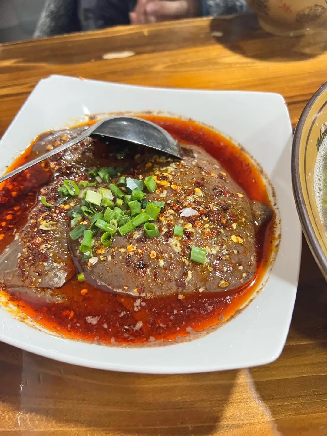 四川吃饭指南 四川宜宾宜宾是四川美食能排进前五的城市。这几年它靠燃面和烧烤出的名