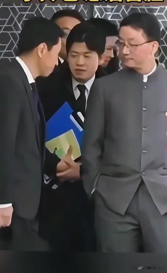 日媒关注，为何“两手插兜”？这个问题不需刘司长浪费口舌，我来说明:
日本首相恶劣