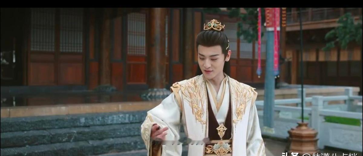 司徒雪走的时候，没哭没闹，背影比谁都干净。
琅琊王手里攥着权，心里揣着刀，她再恋