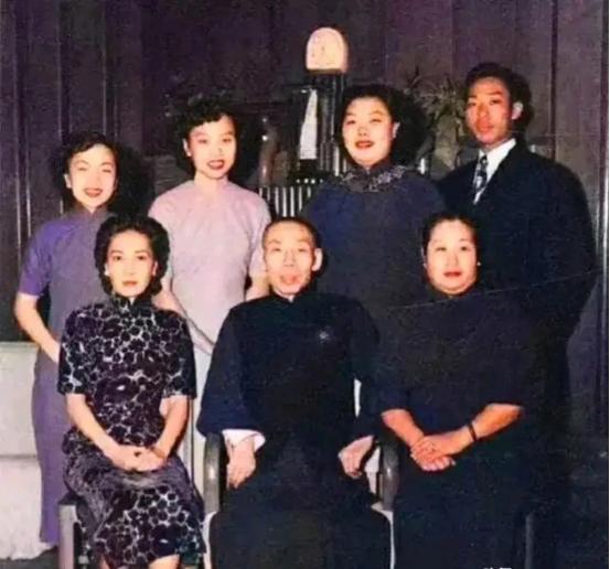 1965年，杜月笙的四姨太姚玉兰外出打牌，突然全身燥热，坐立不安，她心中有不好的