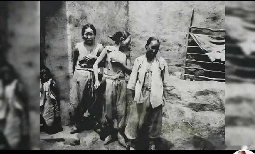 1906年，三位面容黝黑的妇女为求一顿饱饭，在洋人的要求下褪去上衣拍照。如今的人