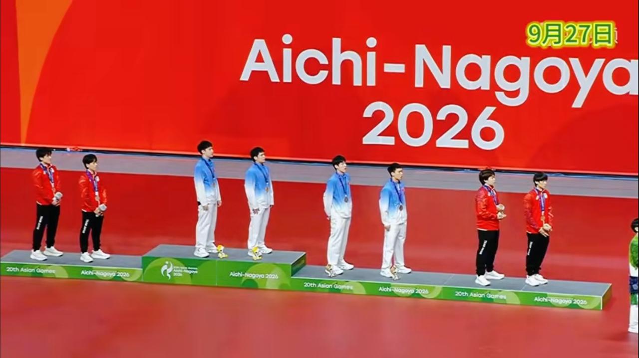 亚运会男乒双打颁奖仪式有几个小看点。
1、奏国歌时我国2对男双4人都把吉祥物放在