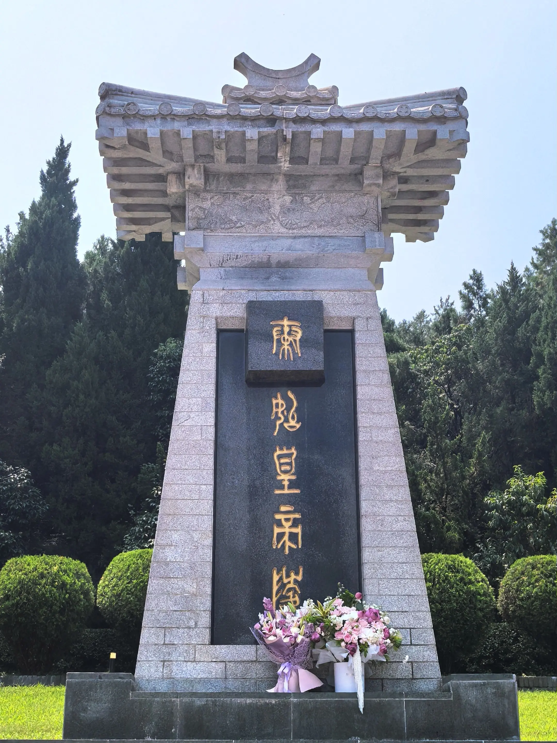万古长青❤️。又一年来见陛下～丽山园的玉兰依旧很美丽～ 希望您会喜欢这...