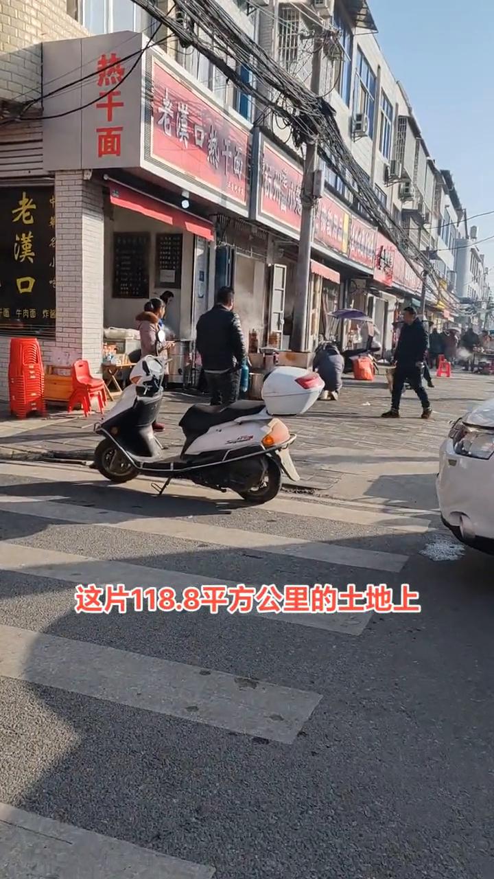 三店街道位于新洲区北部的三店街，地处交通要道，106国道与柳明公路在此交汇，形成